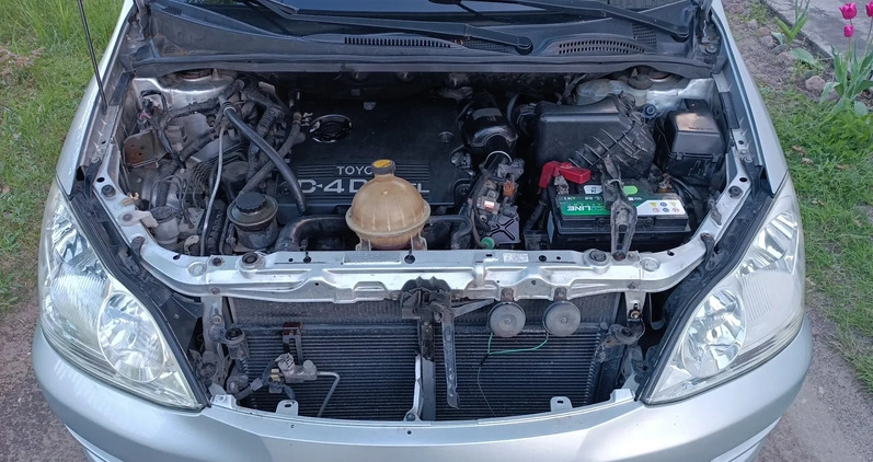 Toyota Avensis Verso cena 10900 przebieg: 310000, rok produkcji 2004 z Sławków małe 106